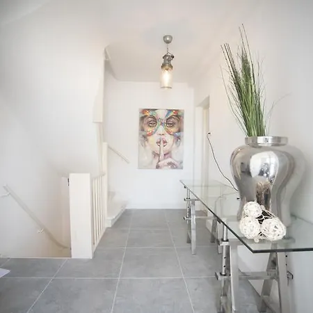 Trendy's Beach House *